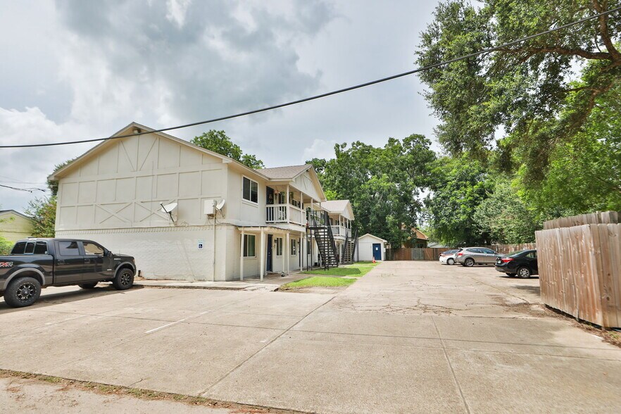 More Photos Of 1312 W Adoue St, Alvin Apartments For Sale