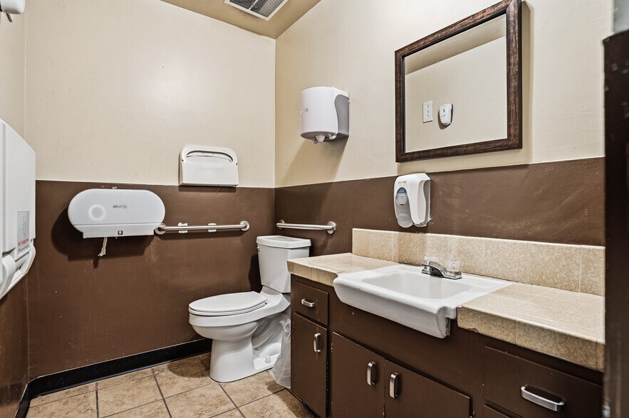 More Photos Of 3630 E Florida Ave, Hemet Auto Dealership For Sale