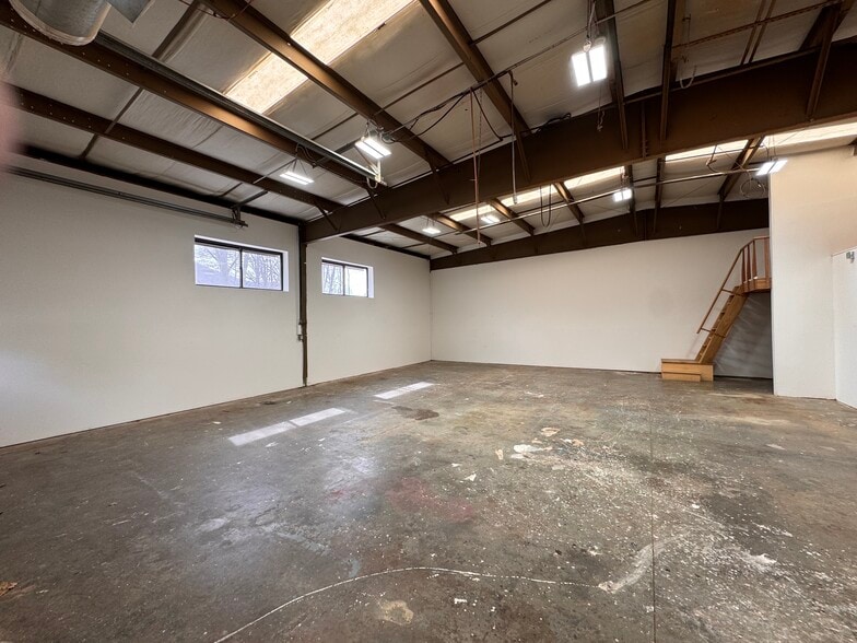 More Photos Of 9 Hanna Ln, Beacon Warehouse For Lease