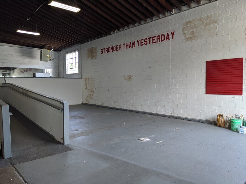 More Photos Of 250 S Kinzie Ave, Bradley Flex For Sale