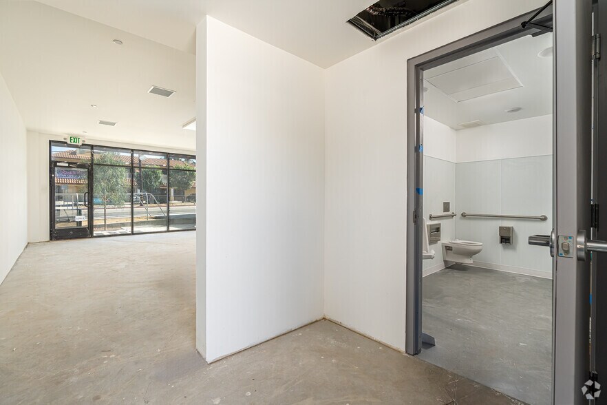 More Photos Of 9668 Sunland Blvd, Shadow Hills Medical For Lease