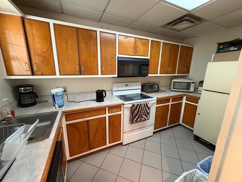 More Photos Of 100 SE Dogwood Dr, Marietta Office For Sale