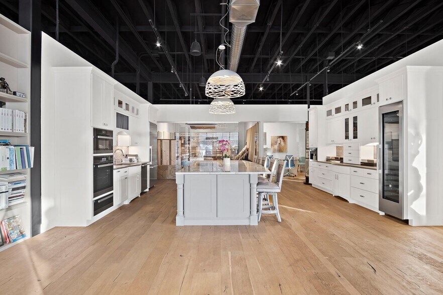 More Photos Of 47 Newbury St, Peabody Freestanding For Lease