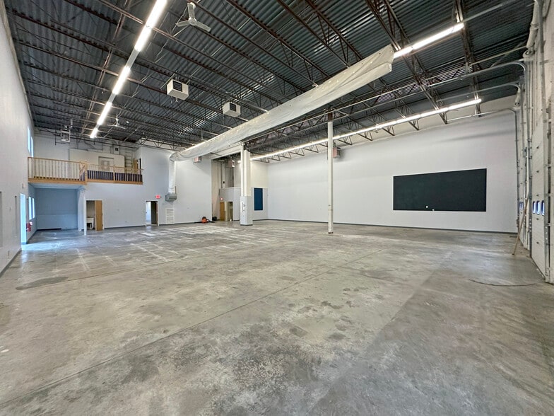 More Photos Of 35 Londonderry Tpke, Hooksett Flex For Lease