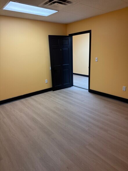 More Photos Of 711 Main St, Grandview Storefront For Lease