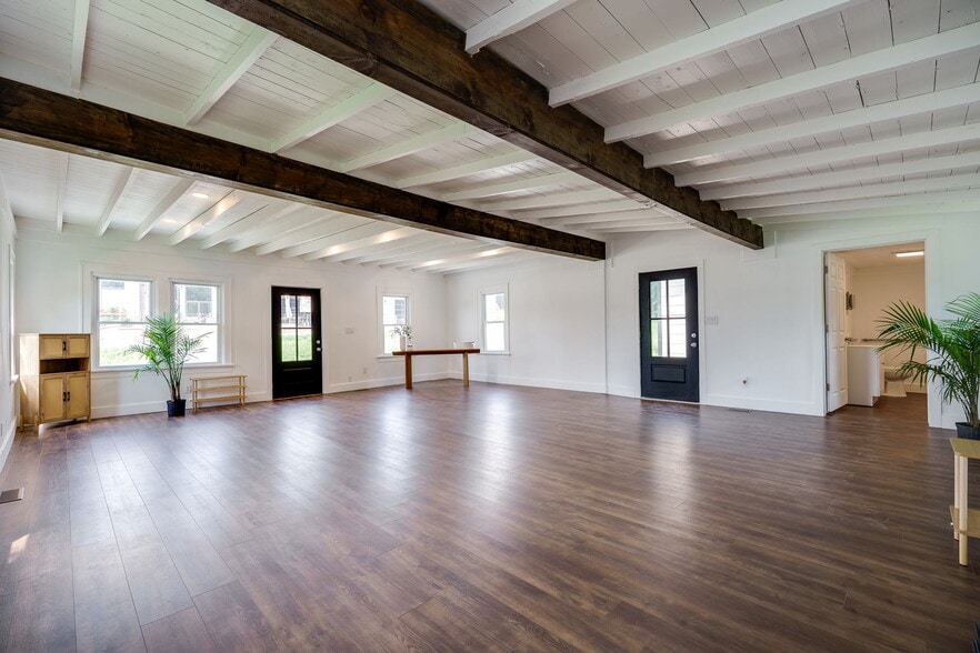 More Photos Of 520 N Broadway St, Lebanon Showroom For Sale