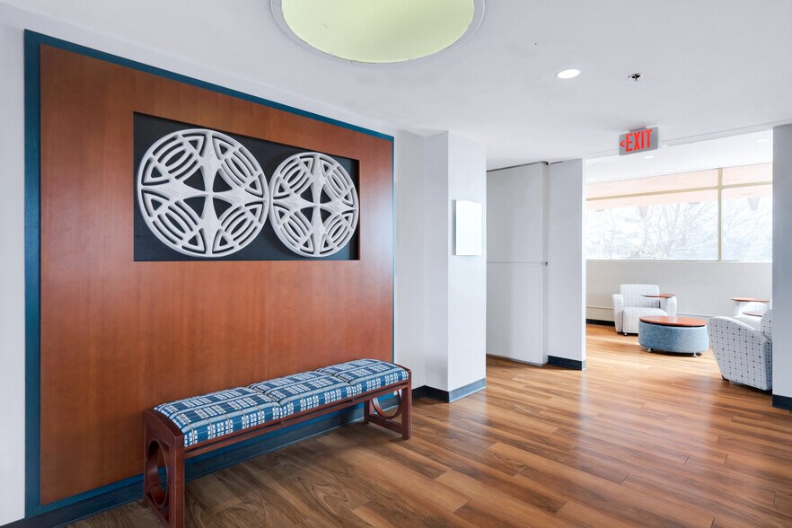More Photos Of 6100 Dutchmans Ln, Louisville Office For Lease