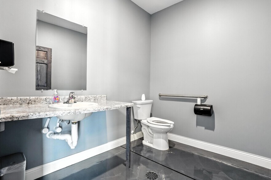 More Photos Of 4252 16th Ave N, Grand Forks Service For Sale