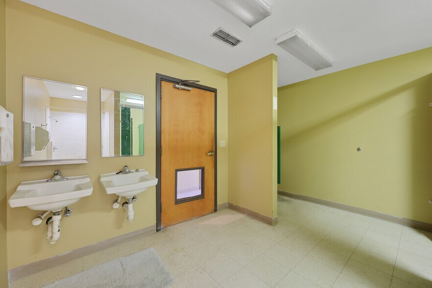 More Photos Of 22705 134th, Raiford Office For Sale