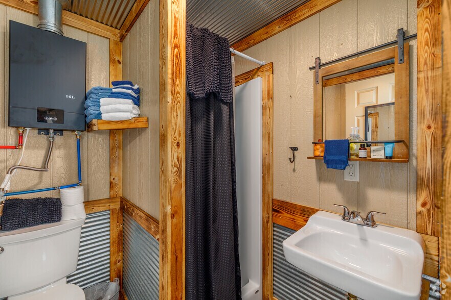 More Photos Of 1062 Susan Rd, Lake Ozark Hotel For Sale