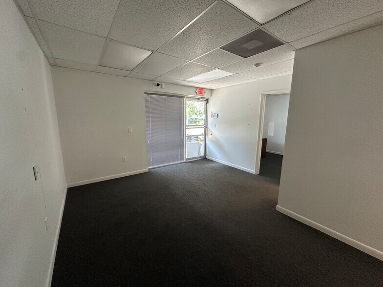 More Photos Of 1721 Independence Blvd, Sarasota Showroom For Lease