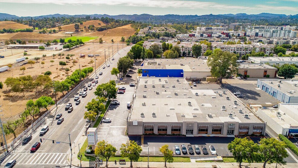 More Photos Of 6445 De Soto Ave, Woodland Hills Storefront For Lease