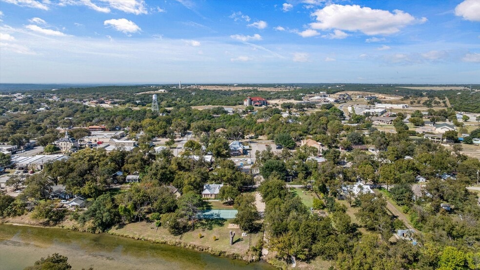 More Photos Of 301 NE Barnard St, Glen Rose Office For Sale