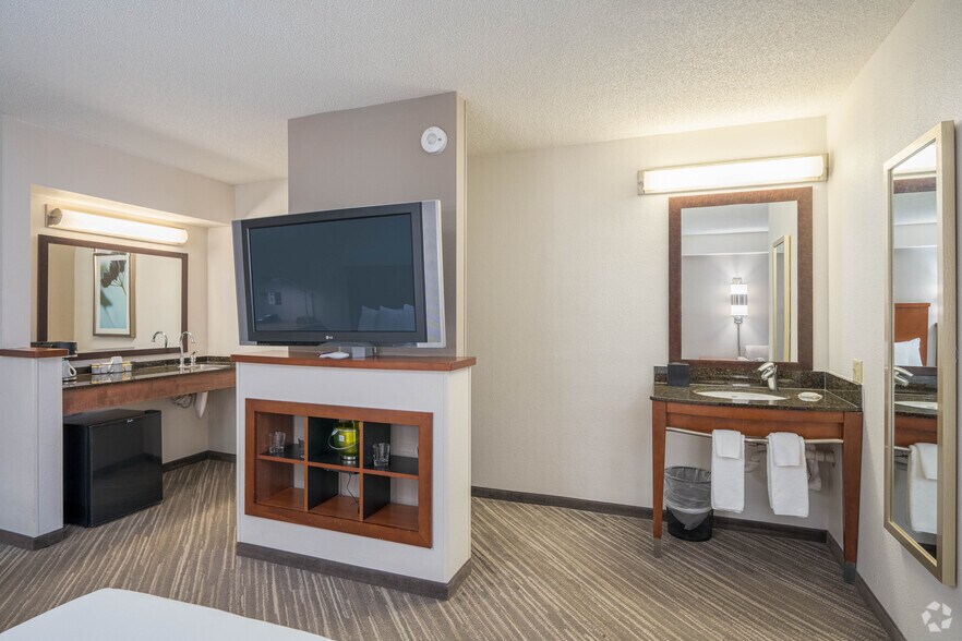 More Photos Of 7800 International Dr, Bloomington Hotel For Sale