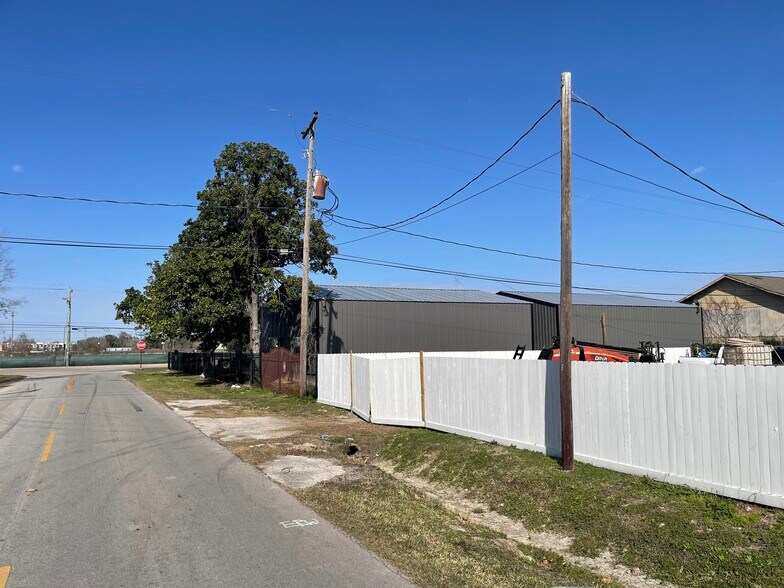 More Photos Of 2102 Aldine Bender Rd, Houston Industrial For Sale