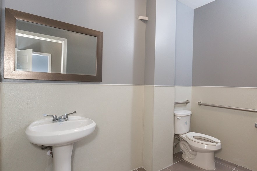 More Photos Of 11214 Craighead Dr, Houston Warehouse For Lease