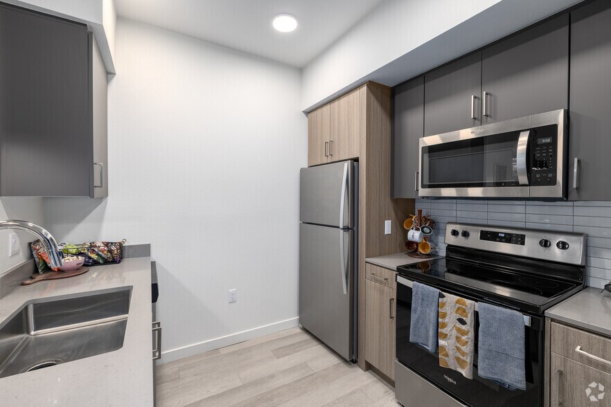 More Photos Of 4520 Alvarado Canyon Rd, San Diego Apartments For Lease