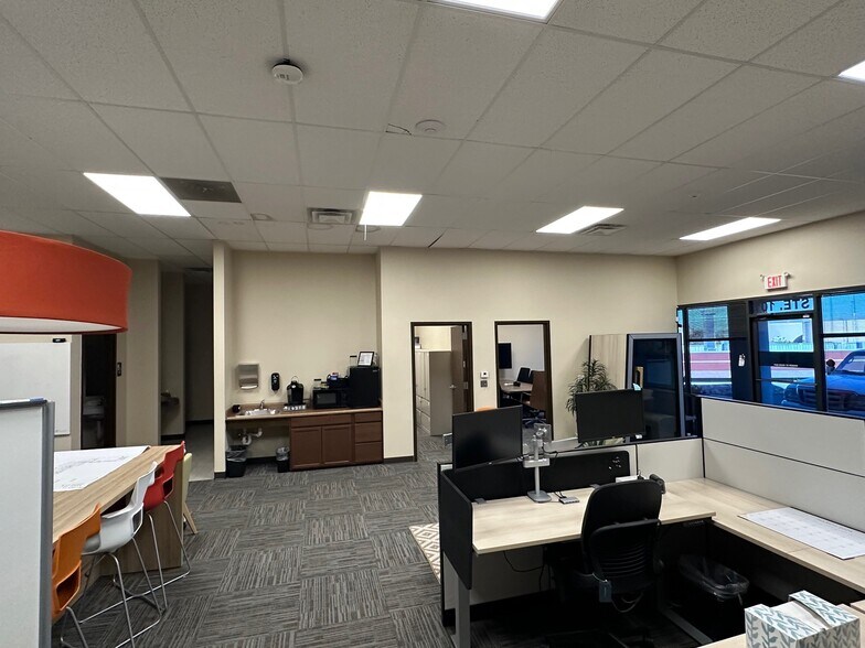 More Photos Of 120 Paragon Ln, El Paso Office For Sale