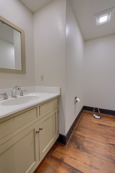 More Photos Of 711 Hartman Station Rd, Lancaster Office Residential For Lease