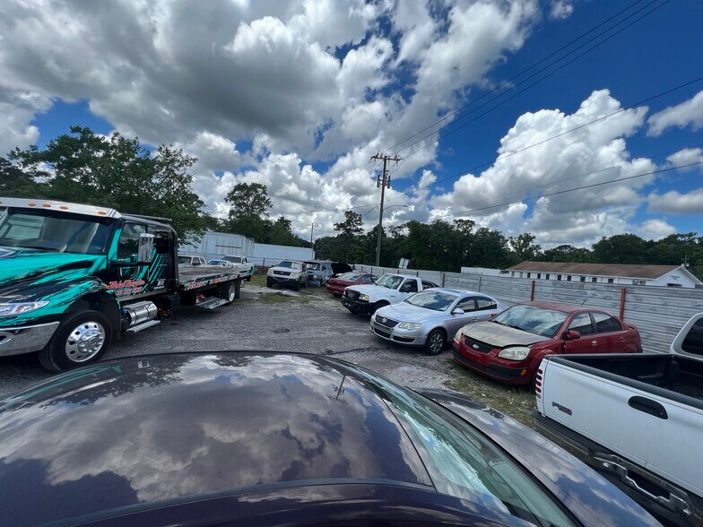 More Photos Of 6480 Restlawn Dr, Jacksonville Auto Repair For Sale