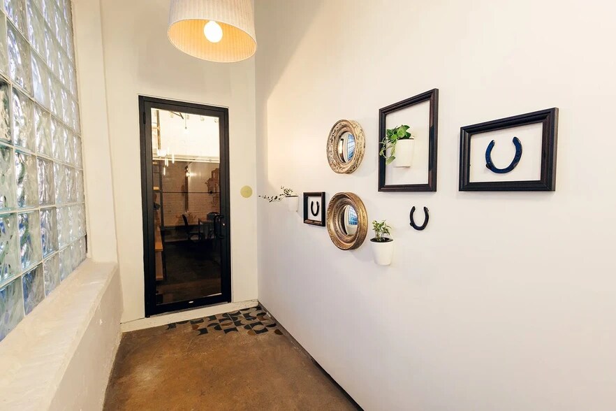 More Photos Of 3146 W Chicago Ave, Chicago Showroom For Sale