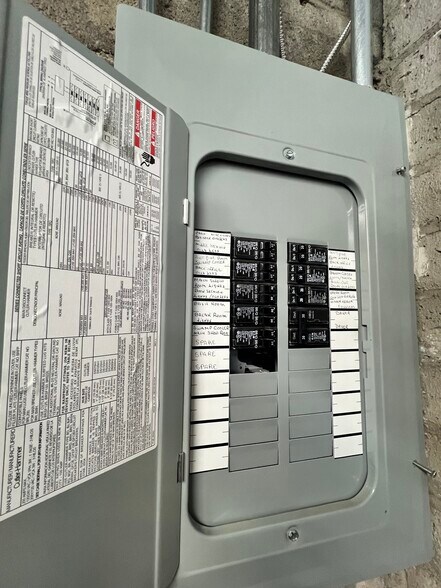 More Photos Of 585 E St, Hawthorne Storefront For Sale