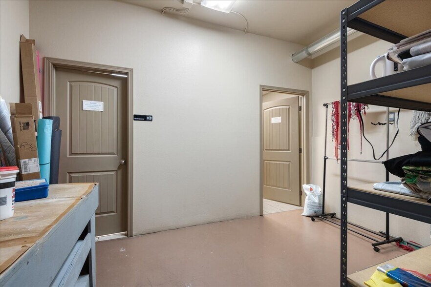 More Photos Of 110 N Cascade St, Kennewick Flex For Sale