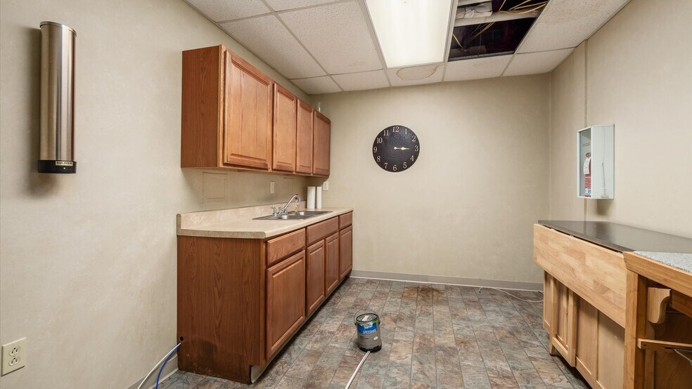More Photos Of 172 S Friendship Dr, New Concord Medical For Sale