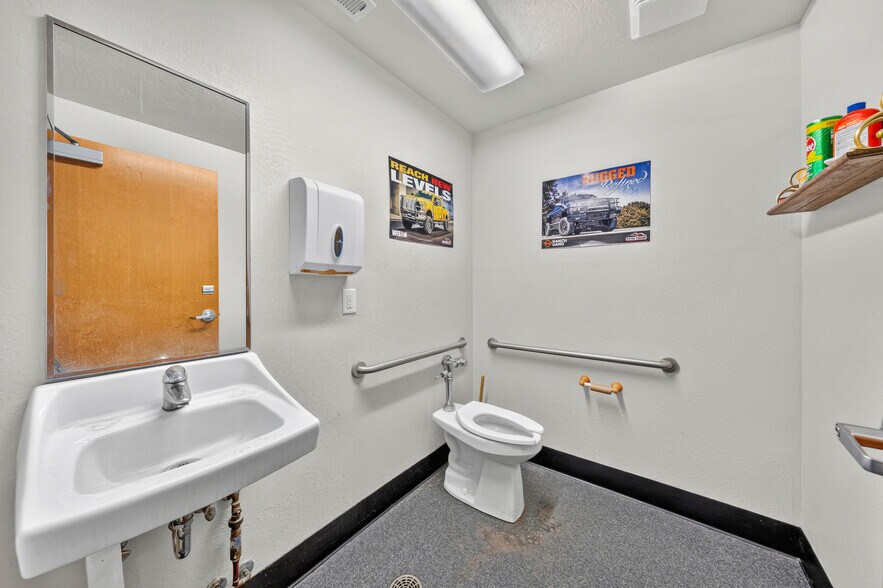 More Photos Of 3755 Crater Lake Hwy, Medford Freestanding For Sale
