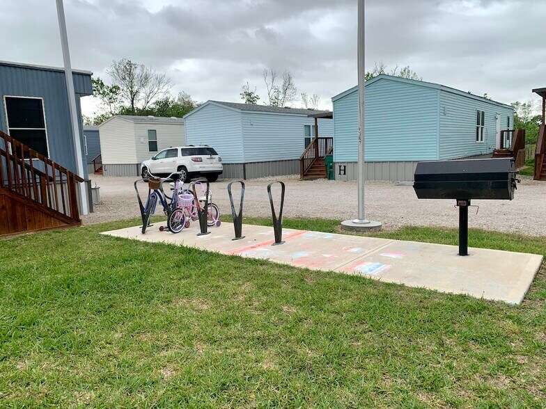 More Photos Of 3621 County Road 161, Alvin Multifamily For Sale