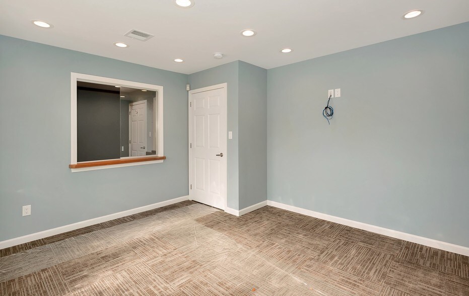 More Photos Of 760 Wellwood Ave, Lindenhurst Office For Sale