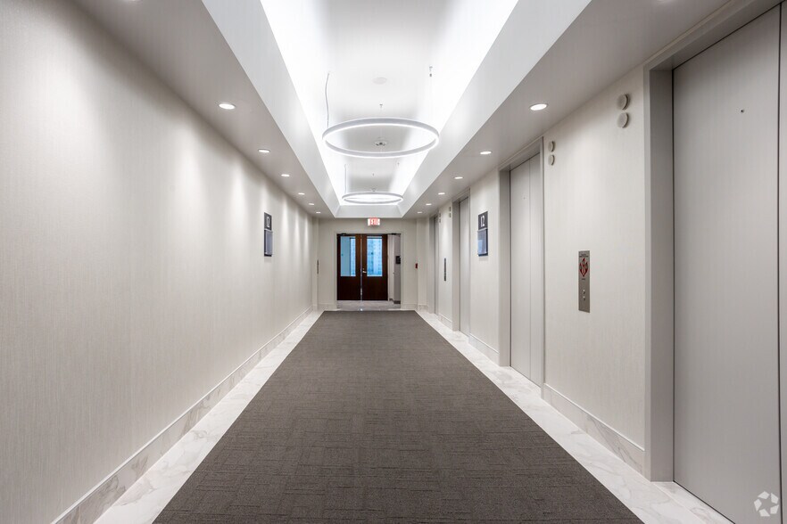 More Photos Of 121 W Trade St, Charlotte Office For Sale