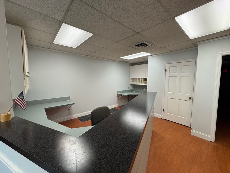 More Photos Of 14378-14390 Woodlake Dr, Town and Country Office For Sale