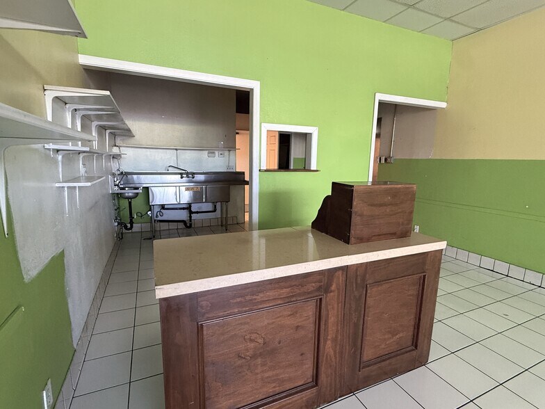 More Photos Of 18125 Saticoy St, Reseda General Retail For Lease