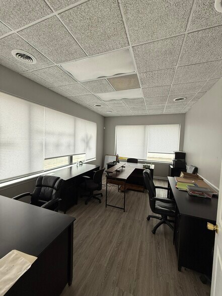 More Photos Of 114 S Maple St, Winchester Office For Lease