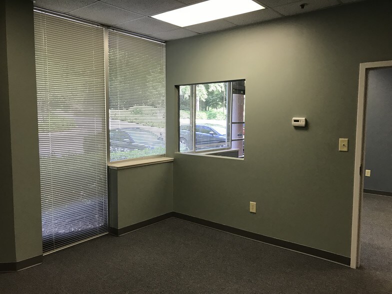 More Photos Of 1220 Kennestone Cir, Marietta Warehouse For Lease