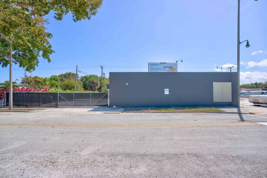 More Photos Of 5112 Broadway Ave, West Palm Beach Freestanding For Lease