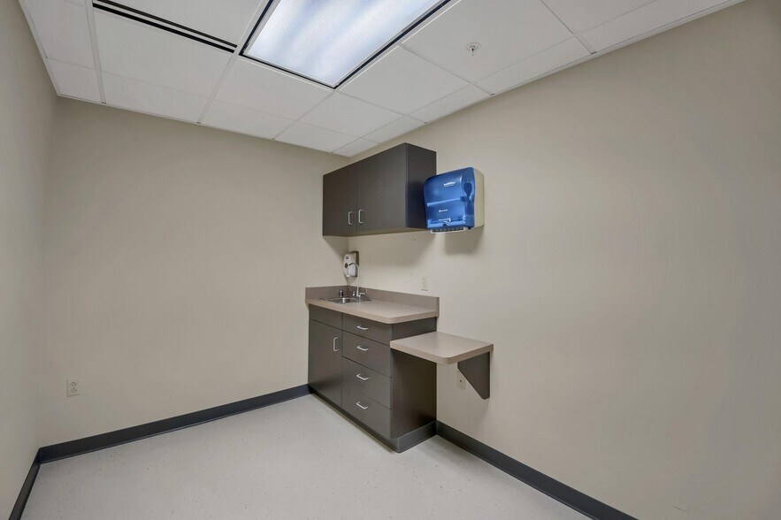 More Photos Of 21 Laurel Ave, Cornwall Medical For Lease