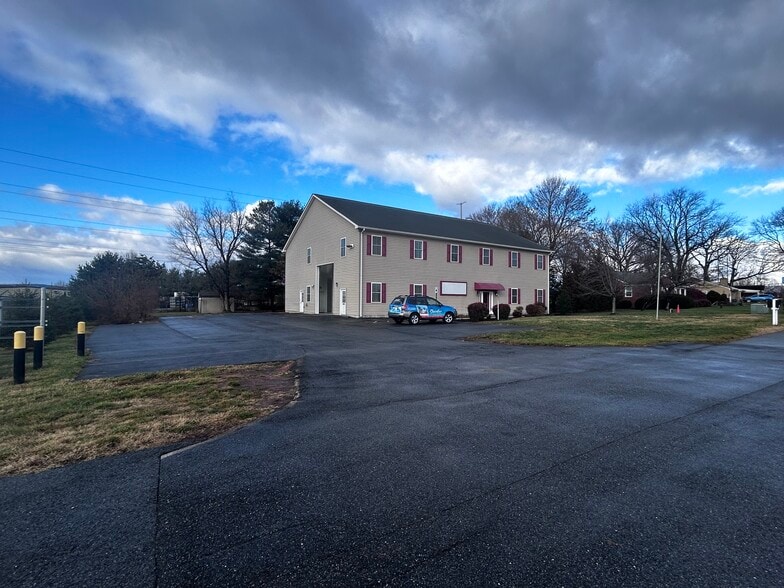 More Photos Of 6008 Fair Oaks Dr, Frederick Showroom For Lease