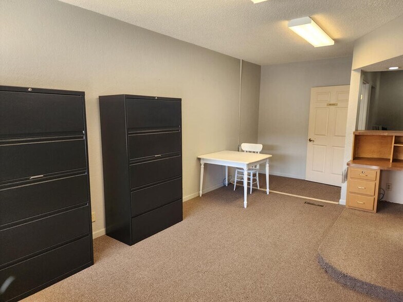 More Photos Of 132 W Washington Ave, Ava Medical For Sale