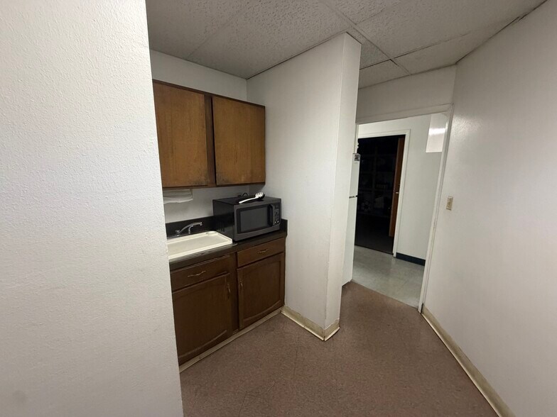More Photos Of 17520-17538 Studebaker Rd, Cerritos Warehouse For Lease