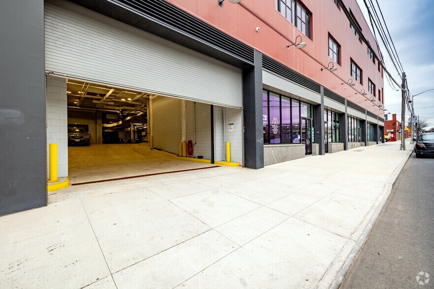 More Photos Of 4805 Metropolitan Ave, Ridgewood Light Distribution For Lease