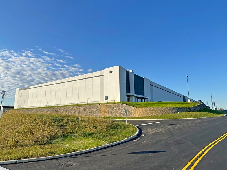 More Photos Of 1115 American Pky, Allentown Distribution For Lease