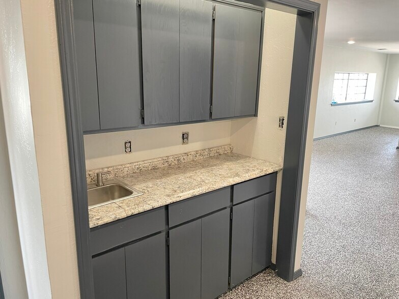 More Photos Of 1707 Topeka Dr, Norman Freestanding For Sale
