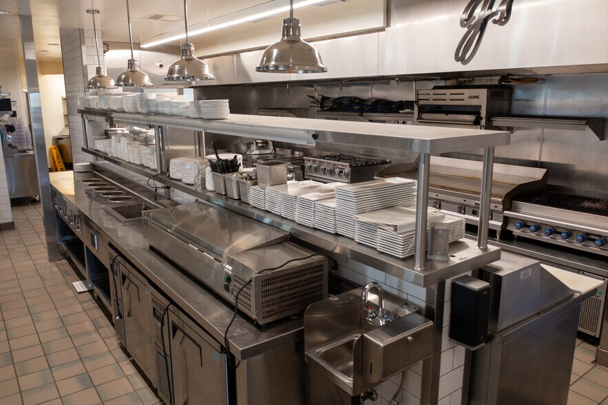 More Photos Of 74225 Highway 111, Palm Desert Restaurant For Lease