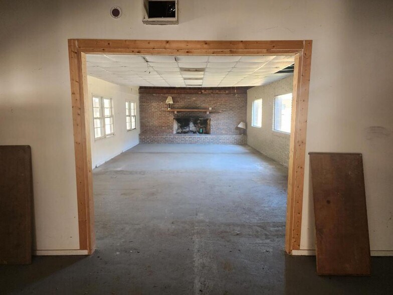 More Photos Of 8091 Old Highway 5 S, Talking Rock Light Distribution For Sale