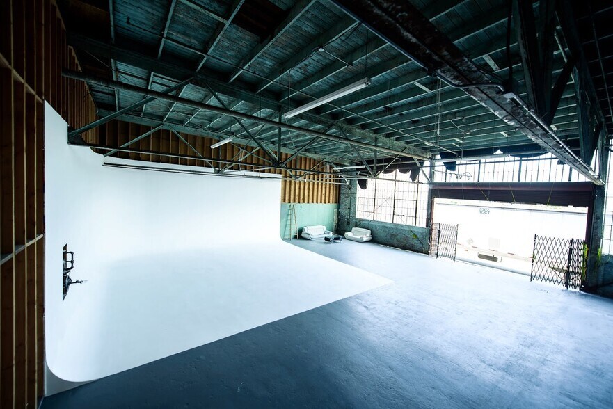 More Photos Of 6000 Avalon Blvd, Los Angeles Warehouse For Lease