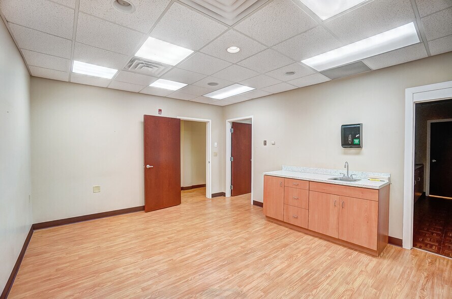 More Photos Of 916-920 W Market St, Lima Medical For Sale