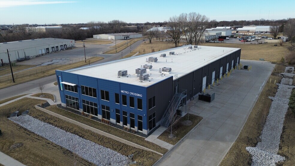 More Photos Of 1615 SE Cortina Dr, Ankeny Flex For Lease