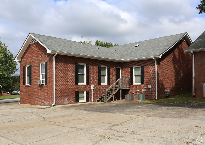 More Photos Of 370 W Stonewall Ave, Fayetteville Office For Sale